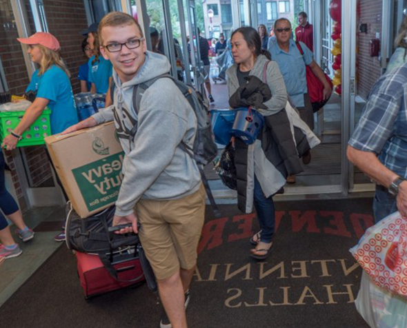 Students and parents at yzcca88游戏登录网址 move-in day.