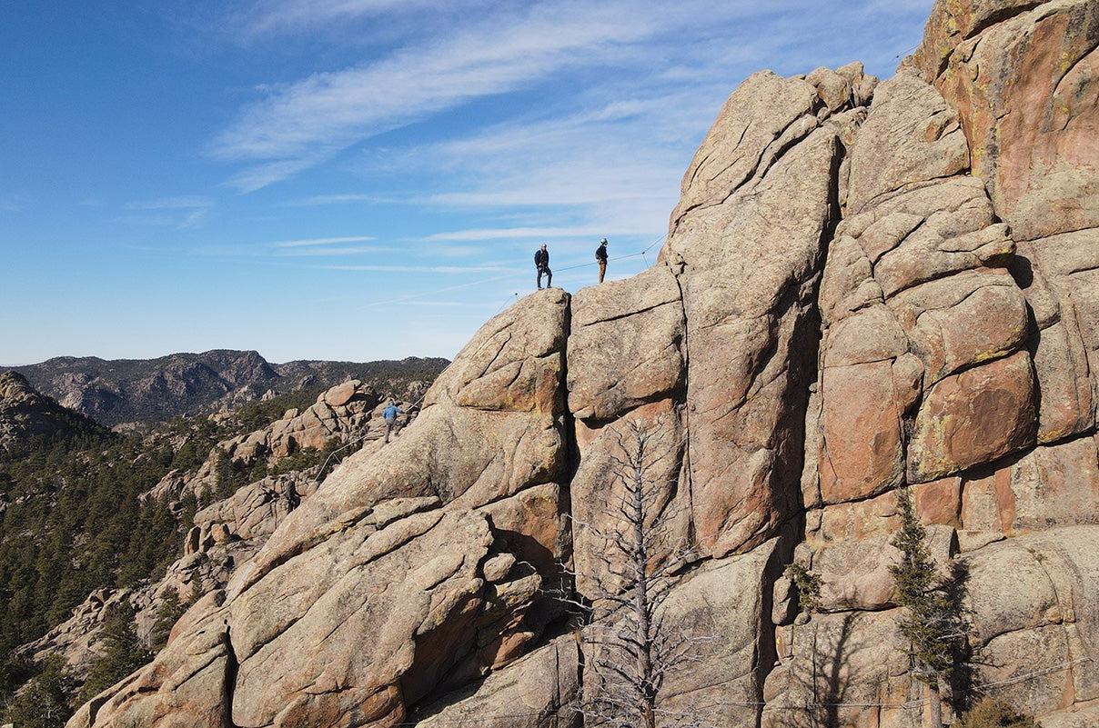 Climbers traverse a ridge at the 坚尼地山校园